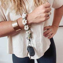 Load image into Gallery viewer, Daisy Flower Wristlet Keychain/Bag Charm