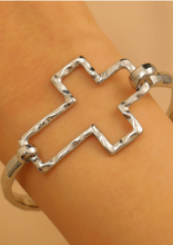 Load image into Gallery viewer, Hammered Finish Open Cross Bracelet
