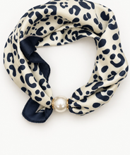 Load image into Gallery viewer, Pearl Magnetic Scarf Necklace
